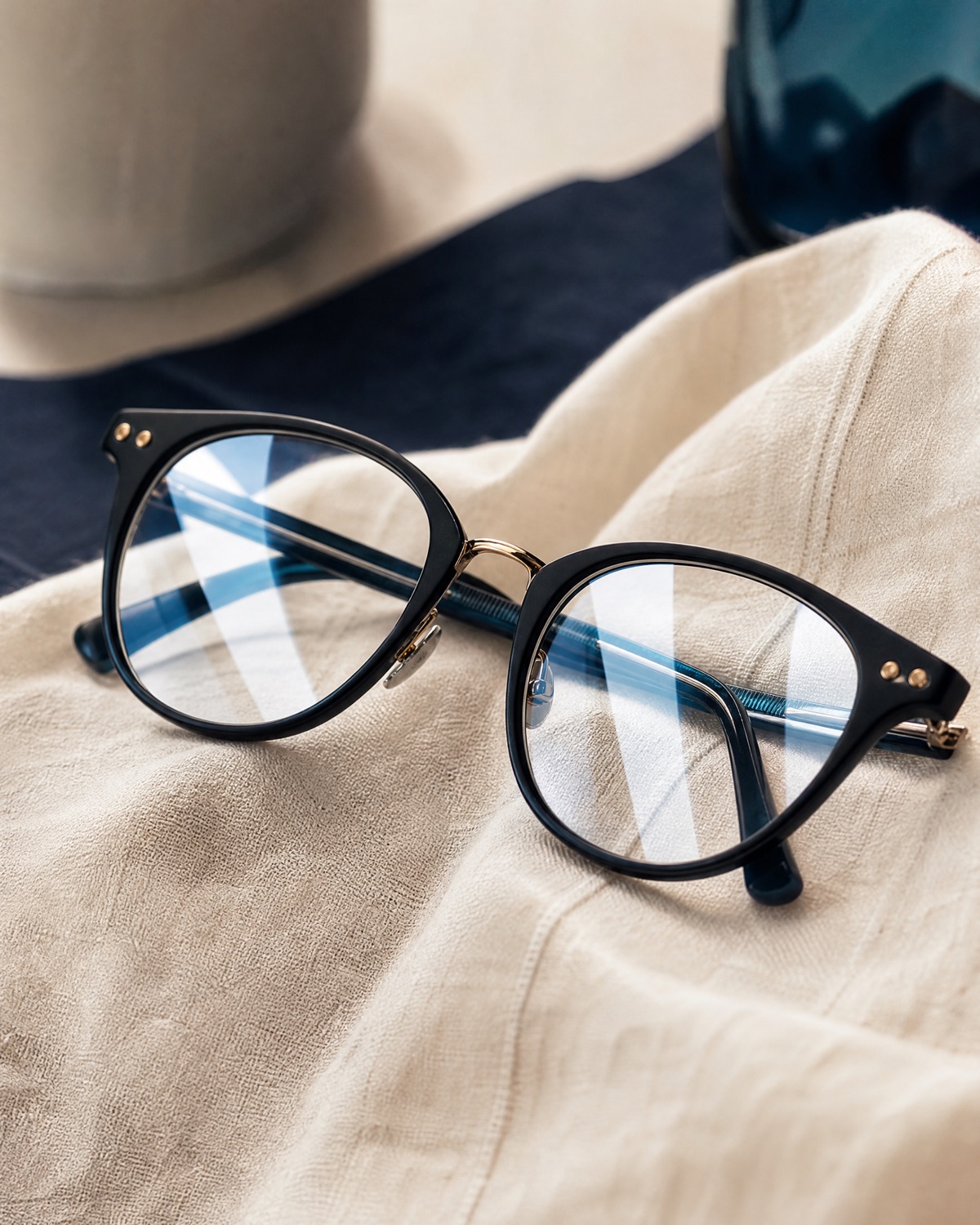 Lentes de alta calidad sobre una superficie clara